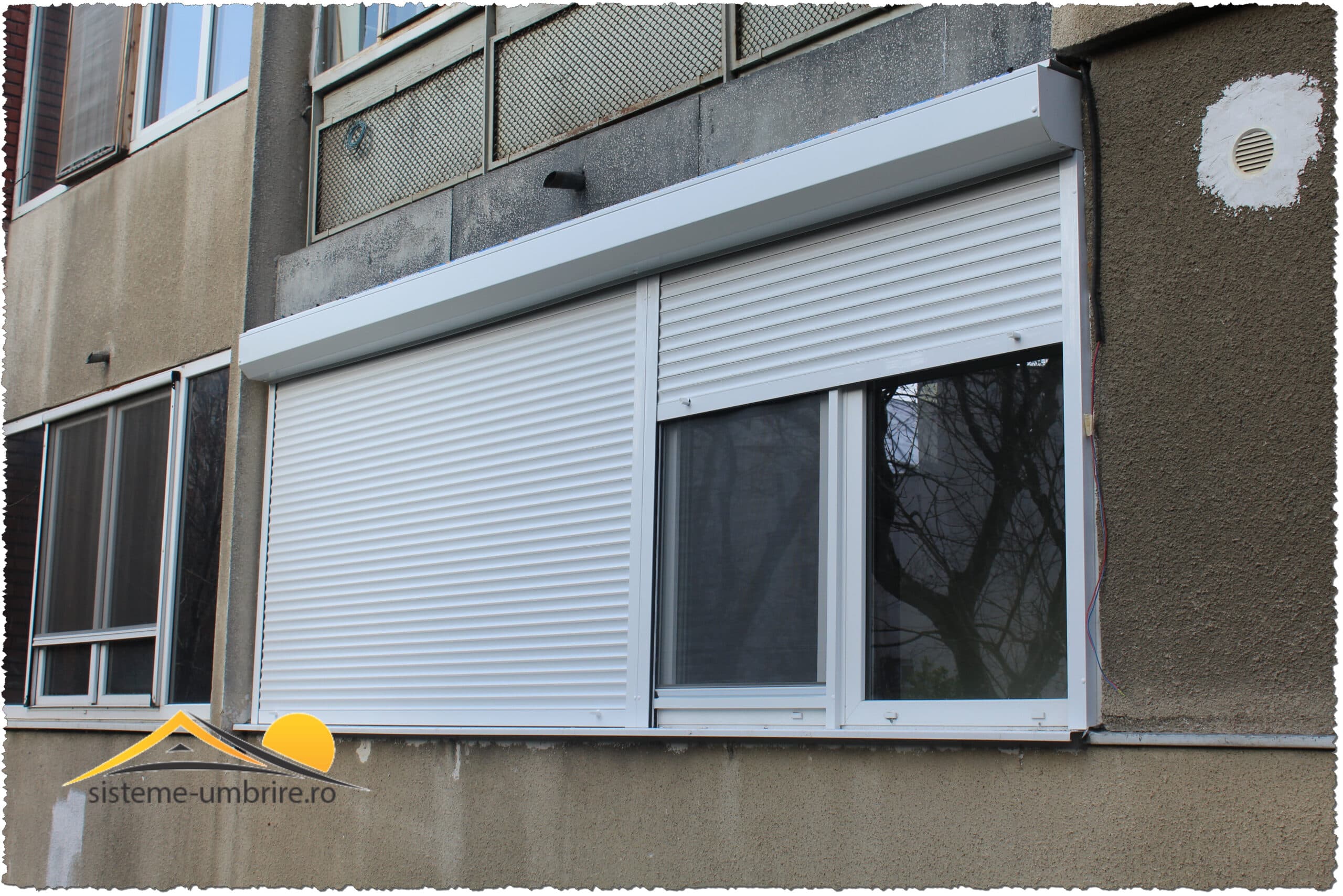 Rulouri exterioare din aluminiu pe o casă modernă